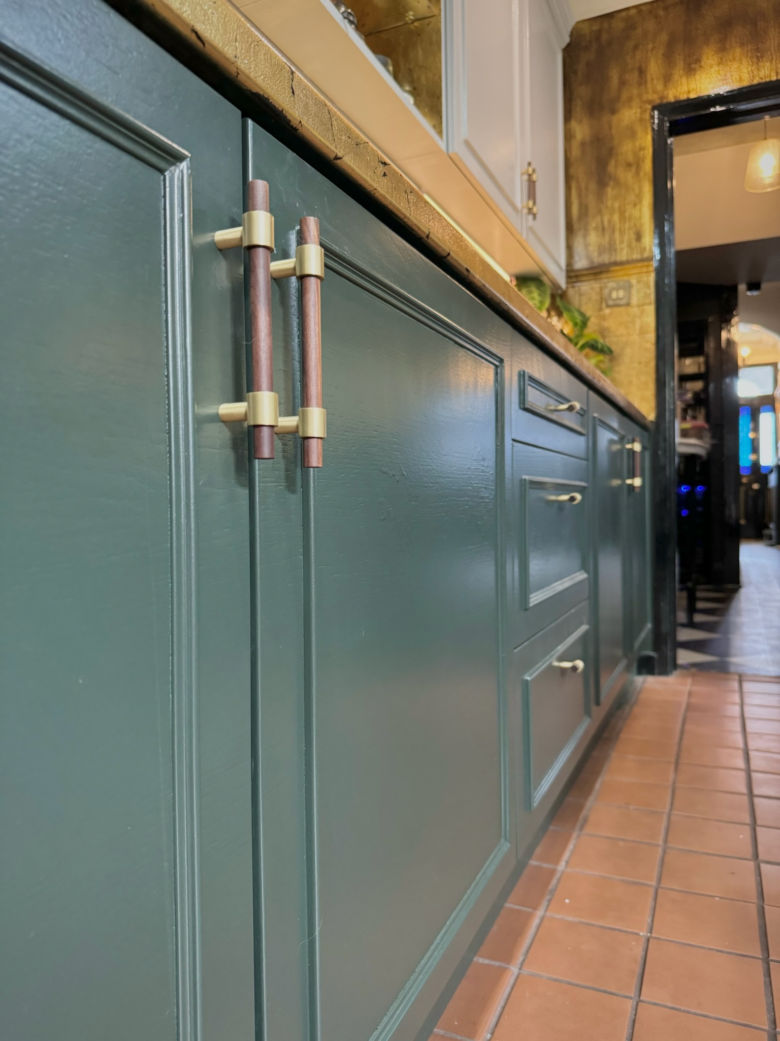 Gros plan sur les poignées CIRCA sur des armoires bleues