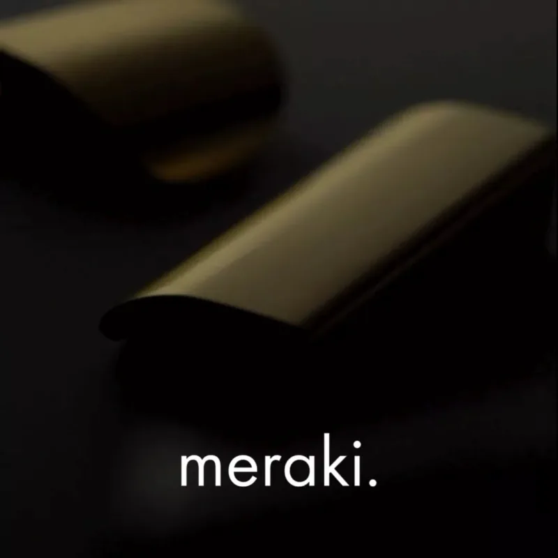 Tirador de puerta curvado de latón macizo LUSTE