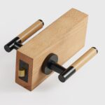 BEETHAM massief messing en lederen deurkrukken in matzwart