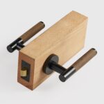 BEETHAM massief messing en lederen deurkrukken in matzwart