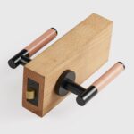 BEETHAM massief messing en lederen deurkrukken in matzwart