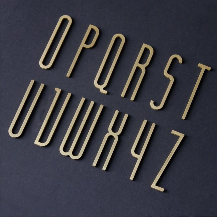 AMYTHUS Satin-Buchstaben aus massivem Messing