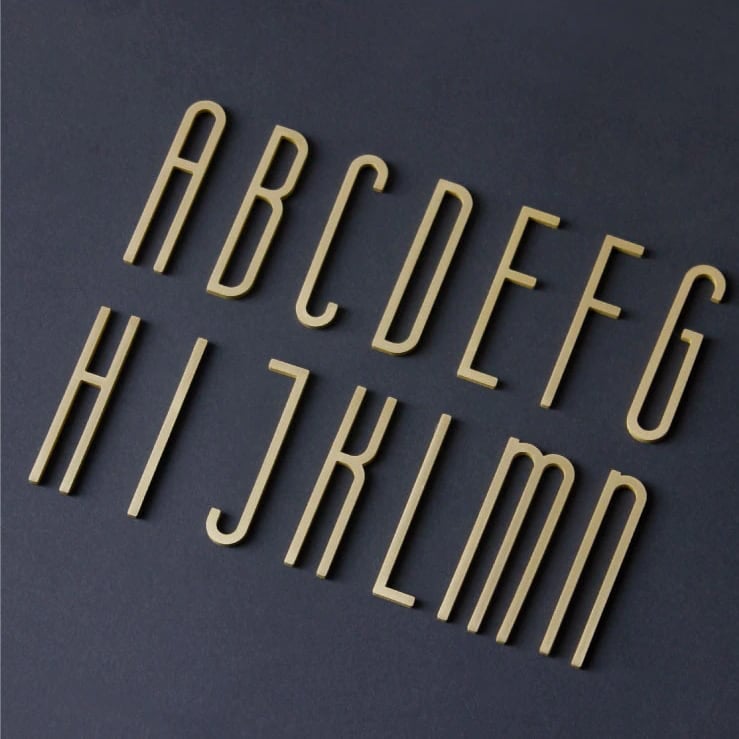 AMYTHUS Satin-Buchstaben aus massivem Messing