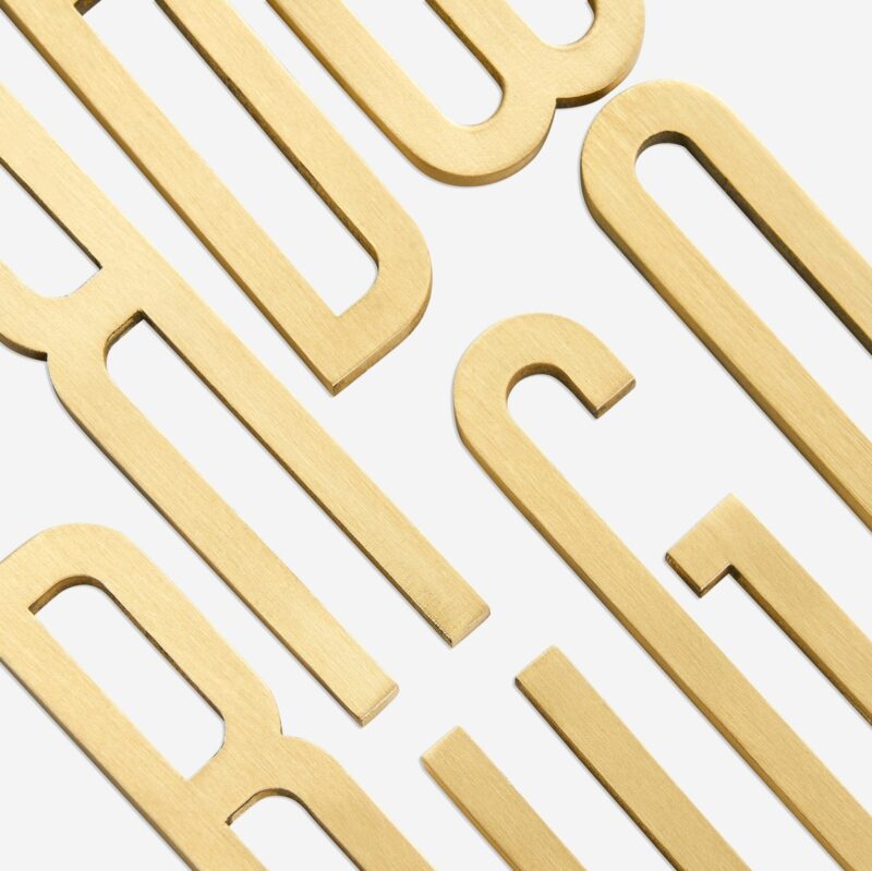 AMYTHUS Satin-Buchstaben aus massivem Messing