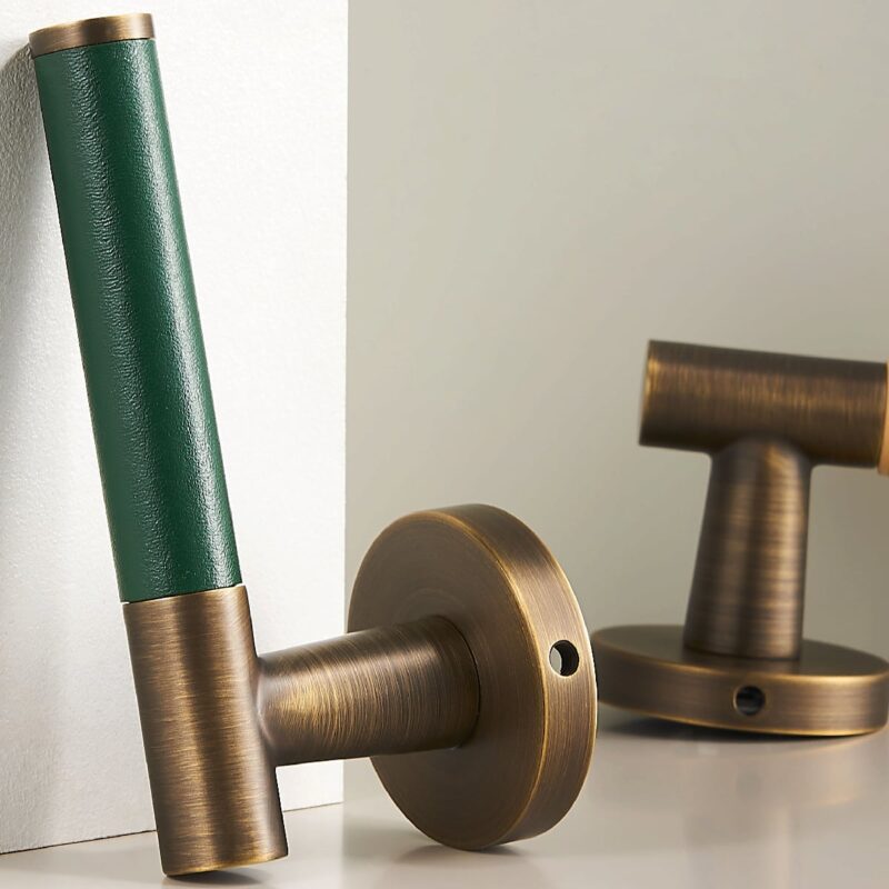 BEETHAM Manillones de latón macizo y cuero en latón antiguo