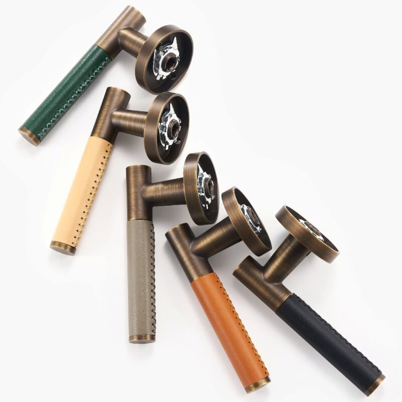 BEETHAM Manillones de latón macizo y cuero en latón antiguo