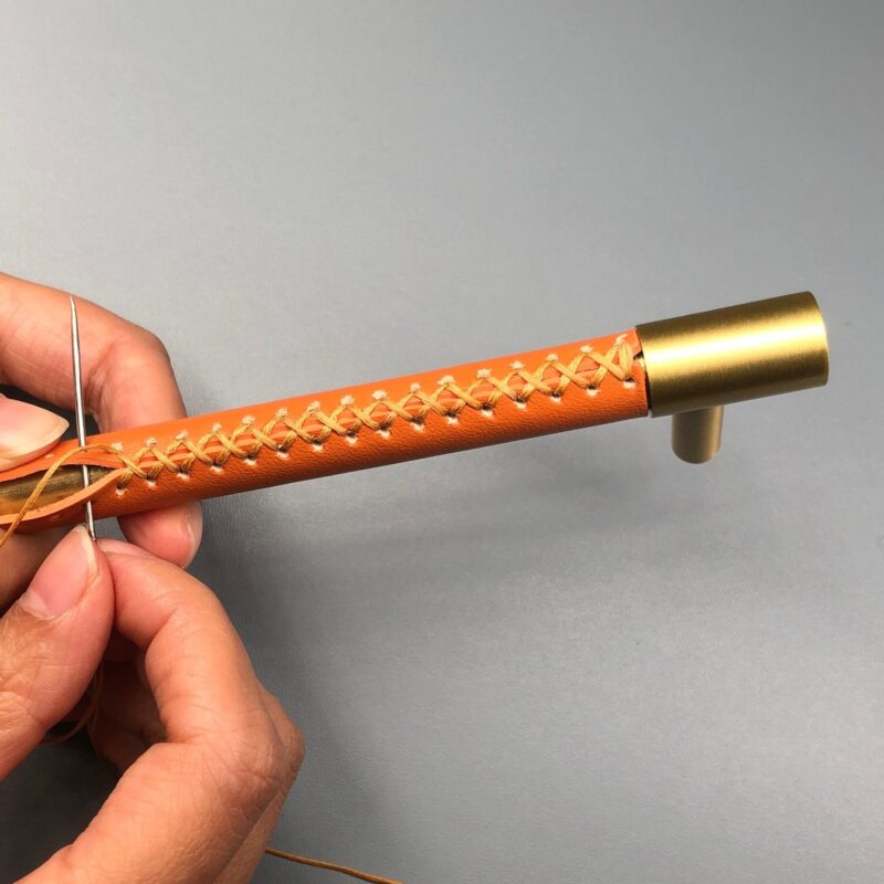 BEETHAM Tiradores de cuero y latón macizo para muebles