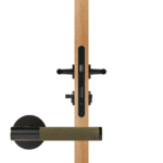 BEETHAM massief messing en lederen deurkrukken in matzwart