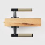 BEETHAM massief messing en lederen deurkrukken in matzwart