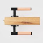 BEETHAM massief messing en lederen deurkrukken in matzwart