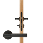 BEETHAM massief messing en lederen deurkrukken in matzwart