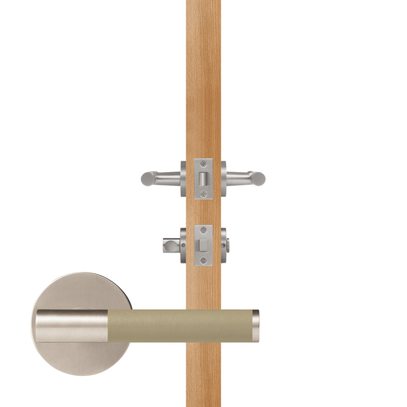 BEETHAM Massief messing en lederen deurkrukken in satijnnikkel 29 BEETHAM Massief messing en lederen deurkrukken in satijnnikkel