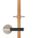 BEETHAM Massief messing en lederen deurkrukken in satijnnikkel