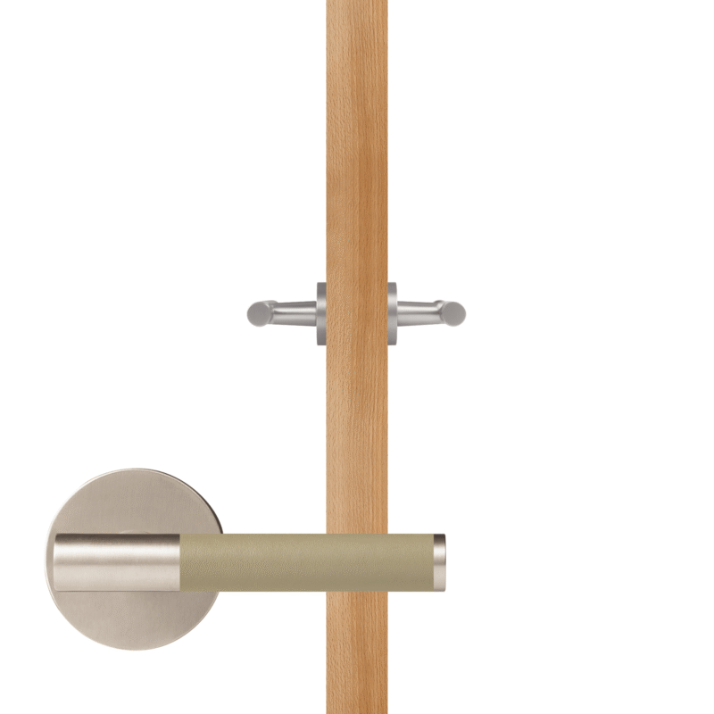 BEETHAM Massief messing en lederen deurkrukken in satijnnikkel 26 BEETHAM Massief messing en lederen deurkrukken in satijnnikkel