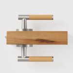 BEETHAM Massief messing en lederen deurkrukken in satijnnikkel