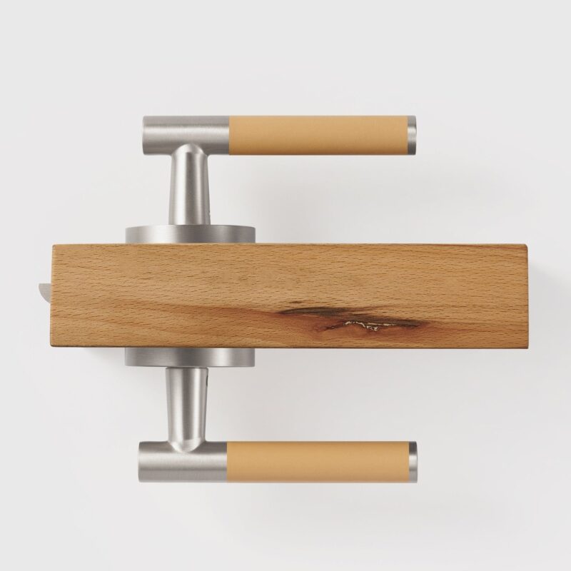 BEETHAM Massief messing en lederen deurkrukken in satijnnikkel 10 BEETHAM Massief messing en lederen deurkrukken in satijnnikkel