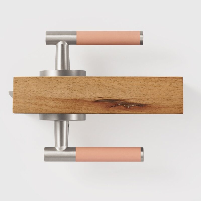 BEETHAM Massief messing en lederen deurkrukken in satijnnikkel 9 BEETHAM Massief messing en lederen deurkrukken in satijnnikkel