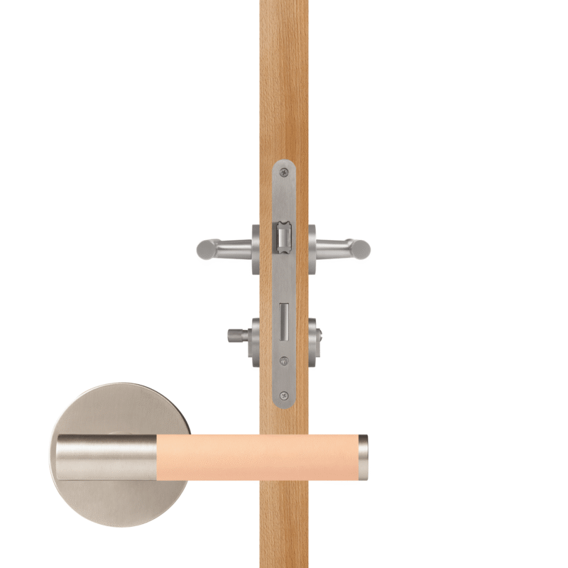 BEETHAM Massief messing en lederen deurkrukken in satijnnikkel 18 BEETHAM Massief messing en lederen deurkrukken in satijnnikkel