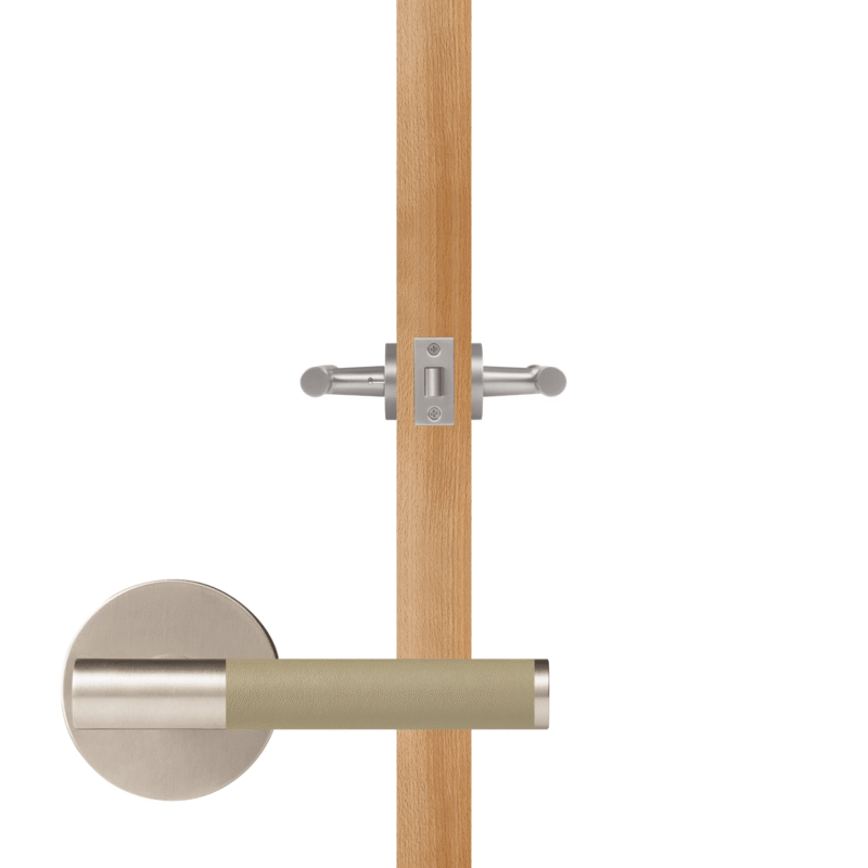 BEETHAM Massief messing en lederen deurkrukken in satijnnikkel 28 BEETHAM Massief messing en lederen deurkrukken in satijnnikkel