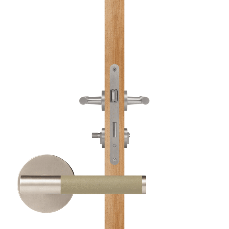 BEETHAM Massief messing en lederen deurkrukken in satijnnikkel 30 BEETHAM Massief messing en lederen deurkrukken in satijnnikkel