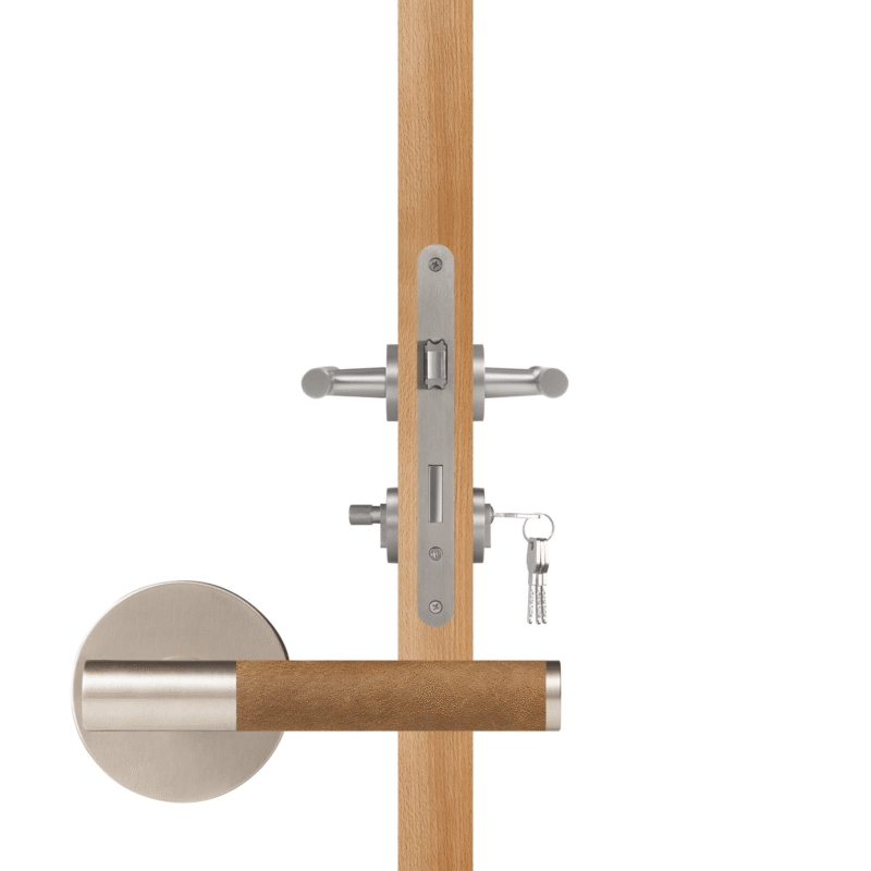 BEETHAM Massief messing en lederen deurkrukken in satijnnikkel 37 BEETHAM Massief messing en lederen deurkrukken in satijnnikkel