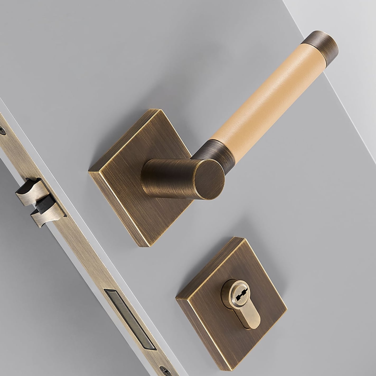 BEETHAM Massief messing en lederen deurkrukken – Vierkante rozet