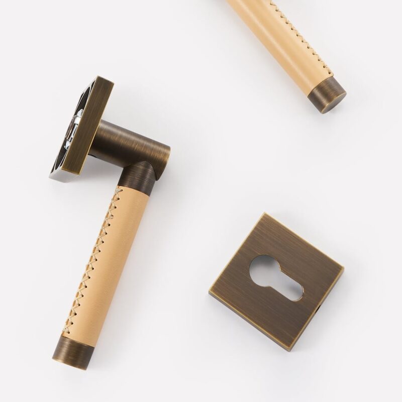 BEETHAM Messing & Lederen deurkrukken - carré-rozet