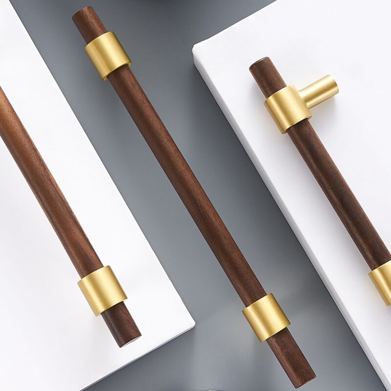 CIRCA Maniglie in noce e ottone massiccio 5 CIRCA Noce e maniglie in ottone massiccio