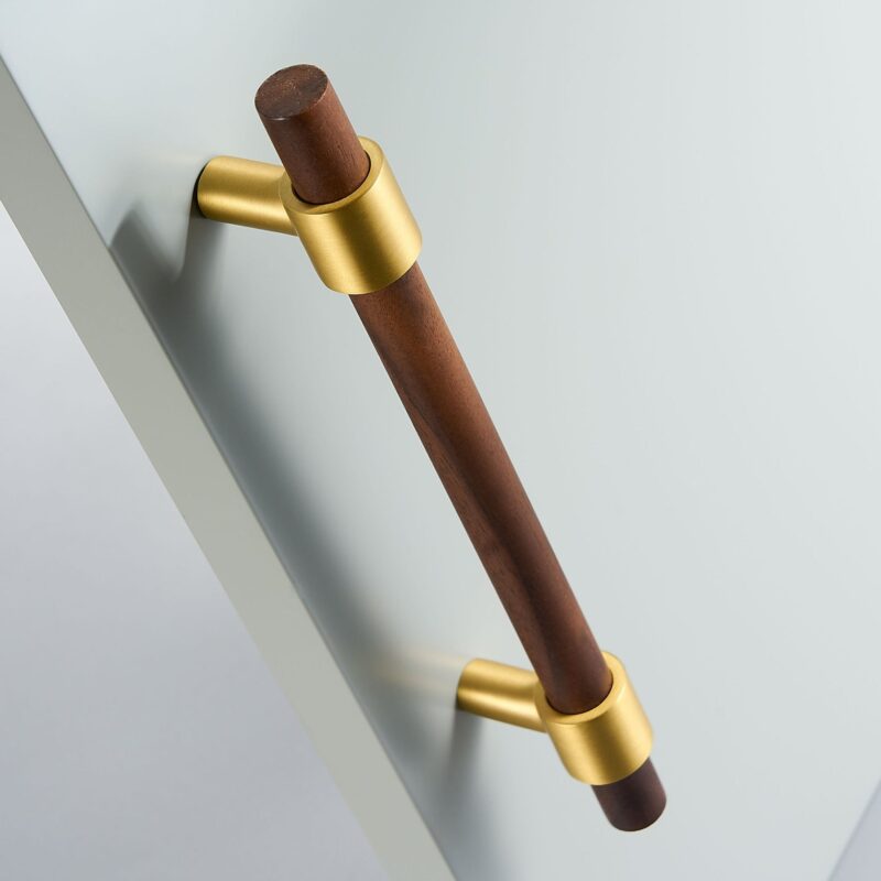 CIRCA Maniglie in noce e ottone massiccio 8 CIRCA Noce e maniglie in ottone massiccio