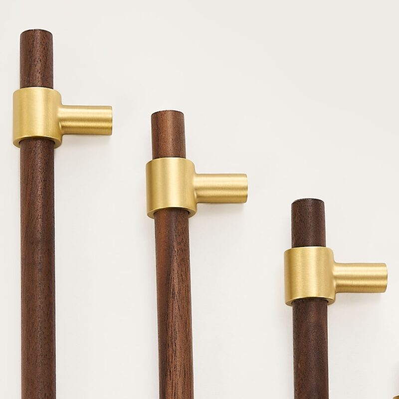 CIRCA Maniglie in noce e ottone massiccio 7 CIRCA Noce e maniglie in ottone massiccio