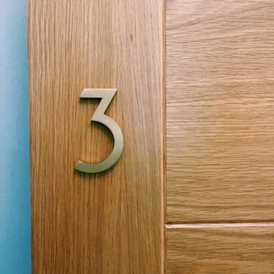 deko-solid-brass-house-numbers-885584