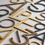 Personajes EZRA en latón antiguo