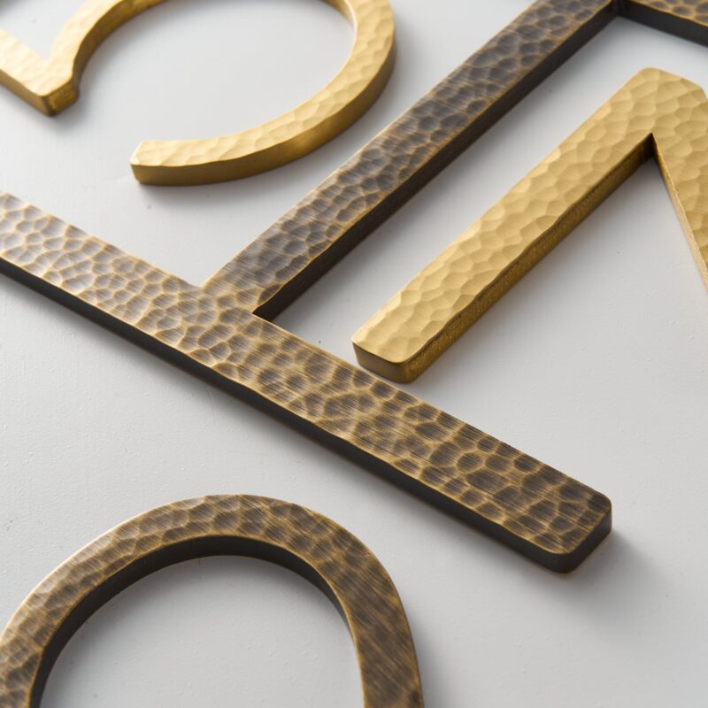 EZRA-Zeichen in gehämmertem antikem Messing