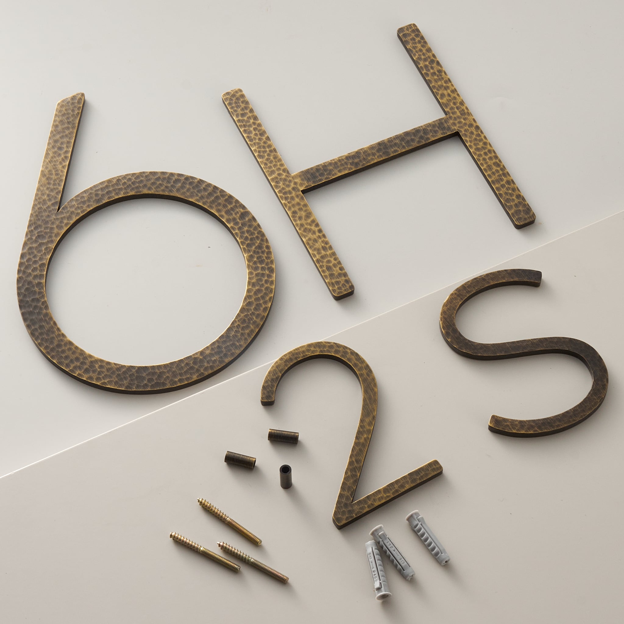 EZRA-Zeichen in gehämmertem antikem Messing