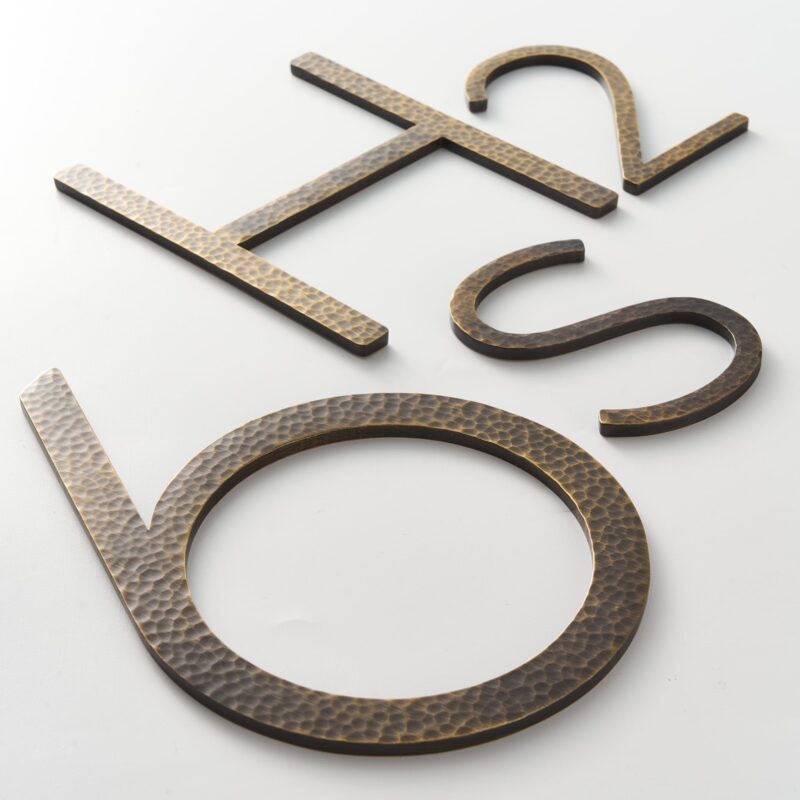 EZRA-Zeichen in gehämmertem antikem Messing