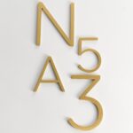 EZRA-Zeichen aus gehämmertem Satin-Messing