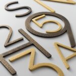 EZRA-Zeichen aus gehämmertem Satin-Messing