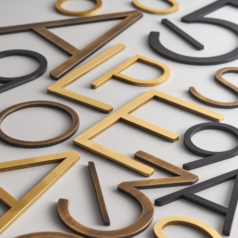 Personnages EZRA en laiton satiné