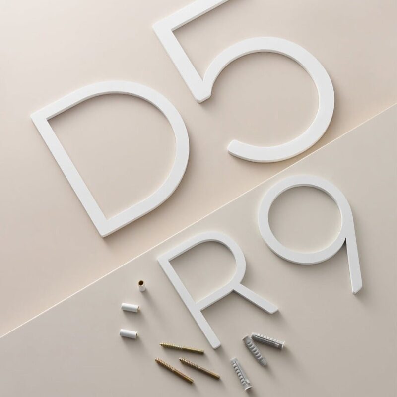 EZRA Personaggi in bianco