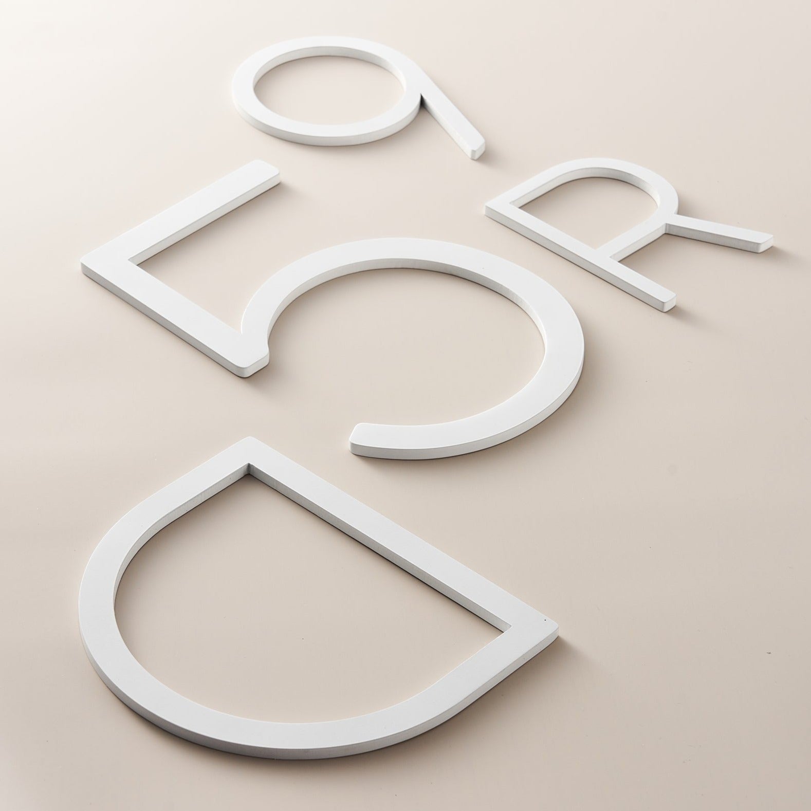 EZRA Personaggi in bianco