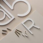 EZRA Personaggi in bianco