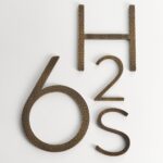 EZRA-cijfers in gehamerd antiek messing