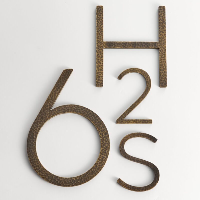 EZRA-cijfers in gehamerd antiek messing