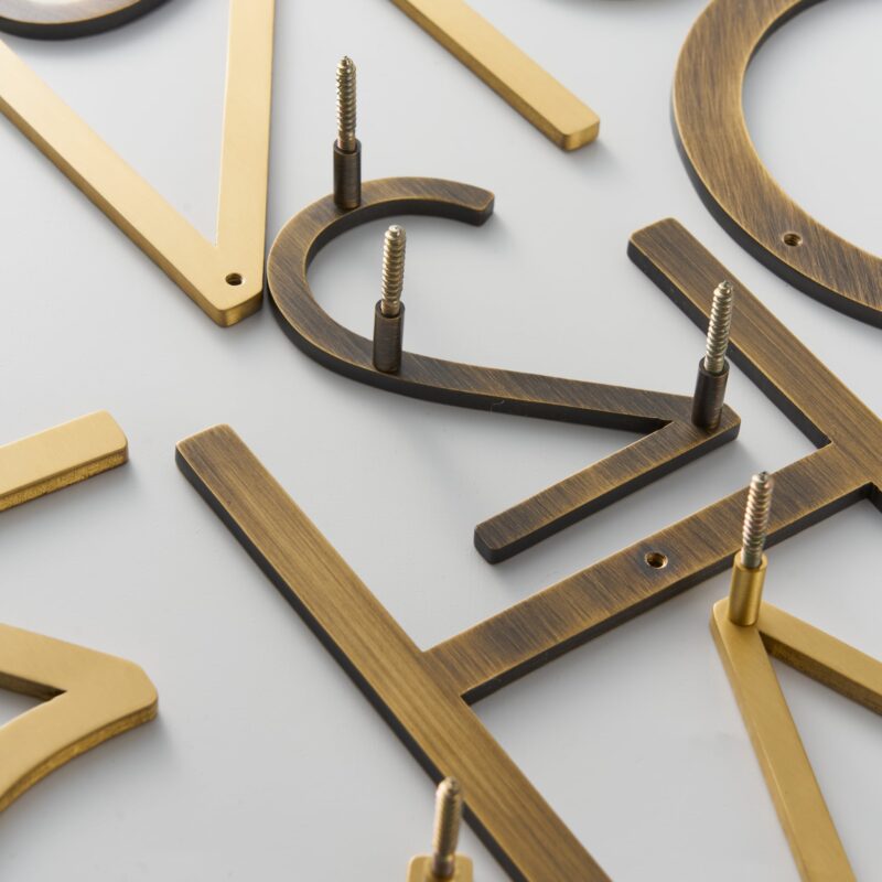 EZRA-cijfers in gehamerd antiek messing