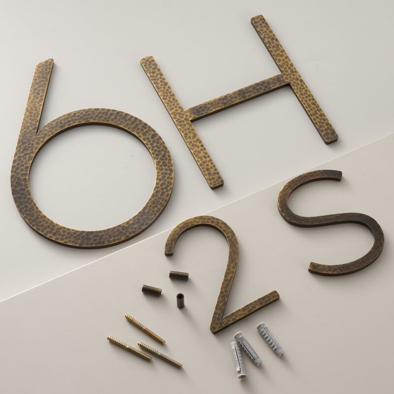 EZRA-cijfers in gehamerd antiek messing