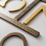 EZRA-cijfers in gehamerd antiek messing