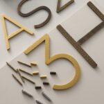 Chiffres EZRA en laiton satiné martelé