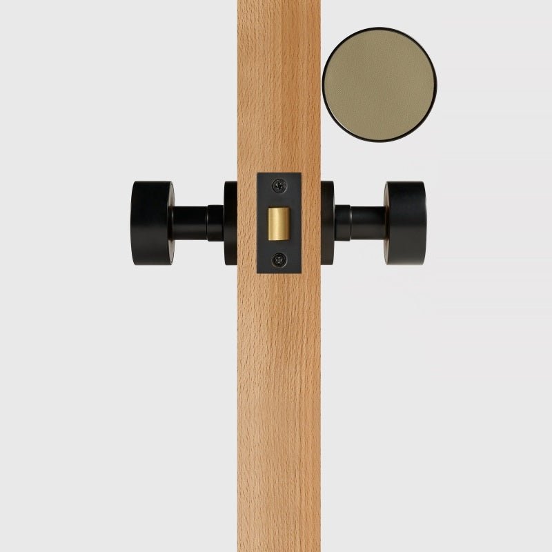 FERN Massief messing en lederen deurknop – Mat zwart 35 FERN Massief messing en lederen deurknop – Mat zwart