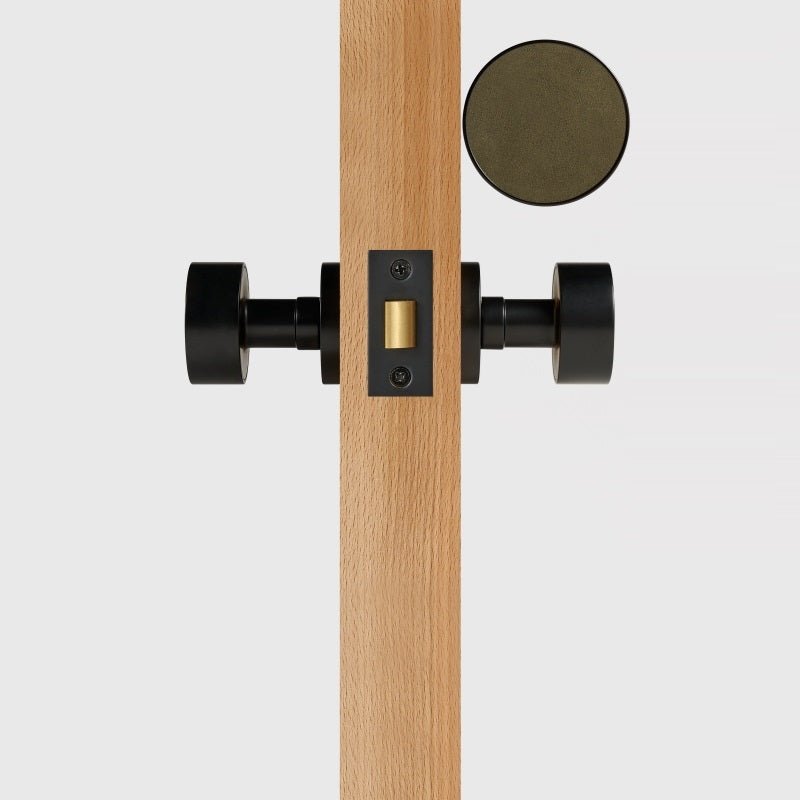 FERN Massief messing en lederen deurknop – Mat zwart 46 FERN Massief messing en lederen deurknop – Mat zwart