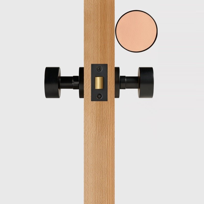 FERN Massief messing en lederen deurknop – Mat zwart 24 FERN Massief messing en lederen deurknop – Mat zwart